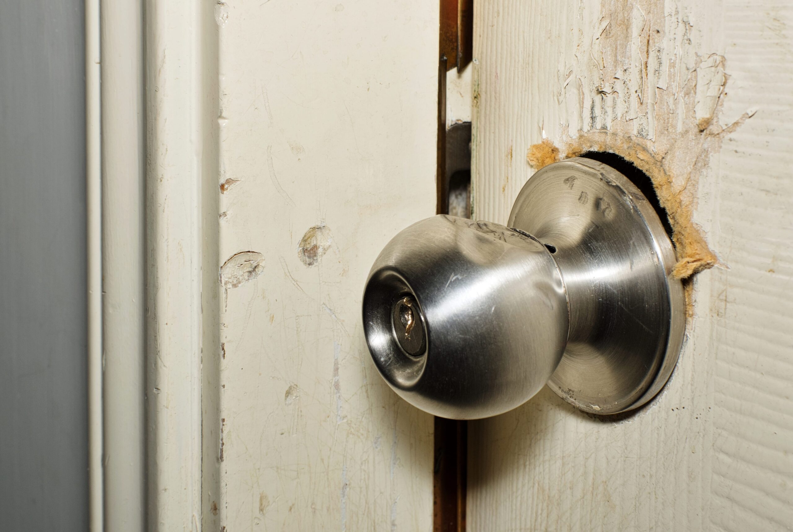 Broken door handle on a traditional door.